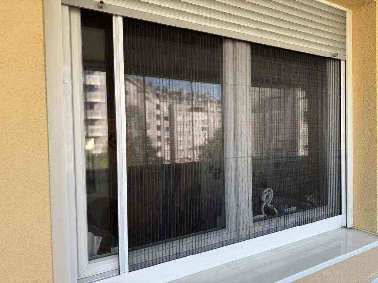 Plisirani komarnik na prozoru